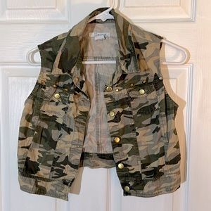 Camo crop vest medium